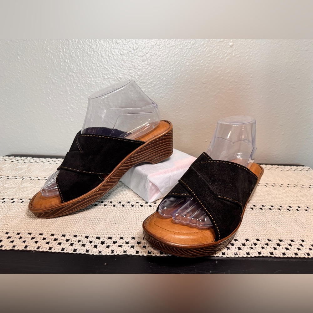 Born Women’s Black Teayo Suede Sandals - Picture 1 of 9